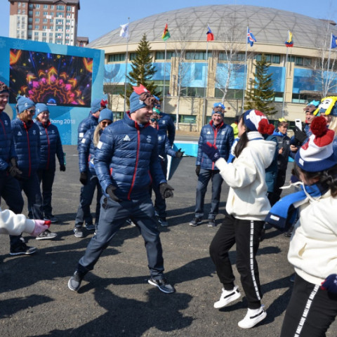 Nokkrir úr hópnum tóku dansspor