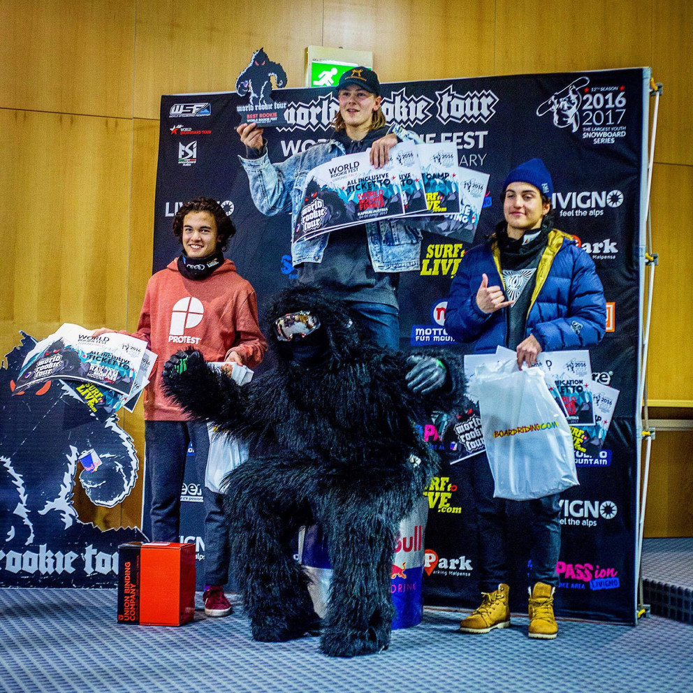 Birkir að taka við verðlaunum fyrir sigurinn