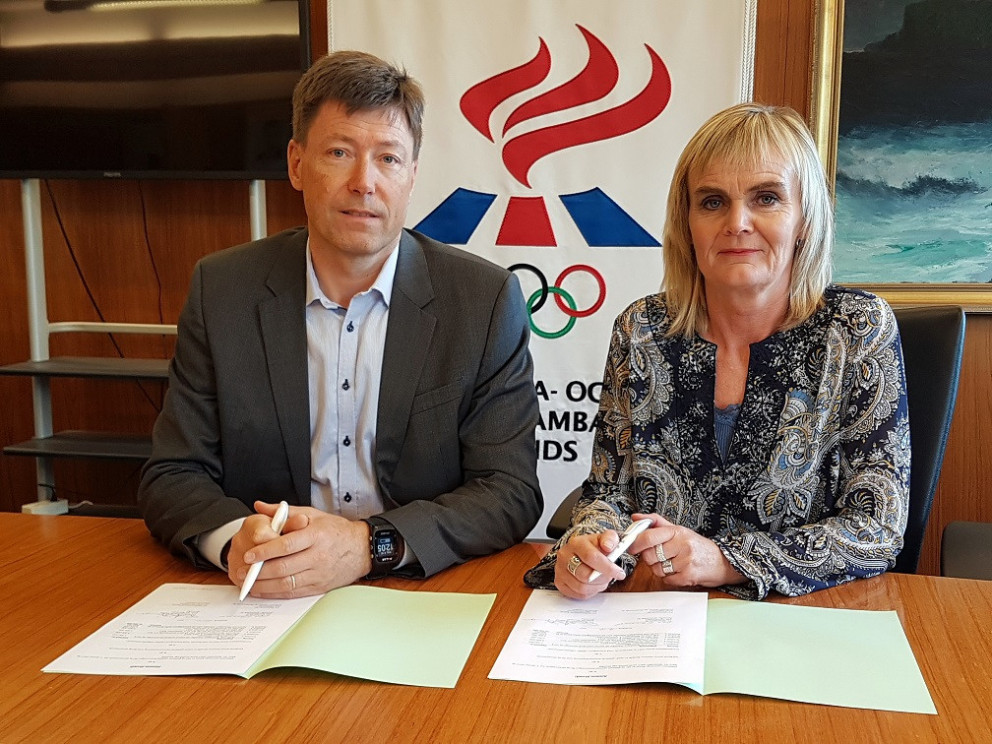 Frá undirritun samningsins