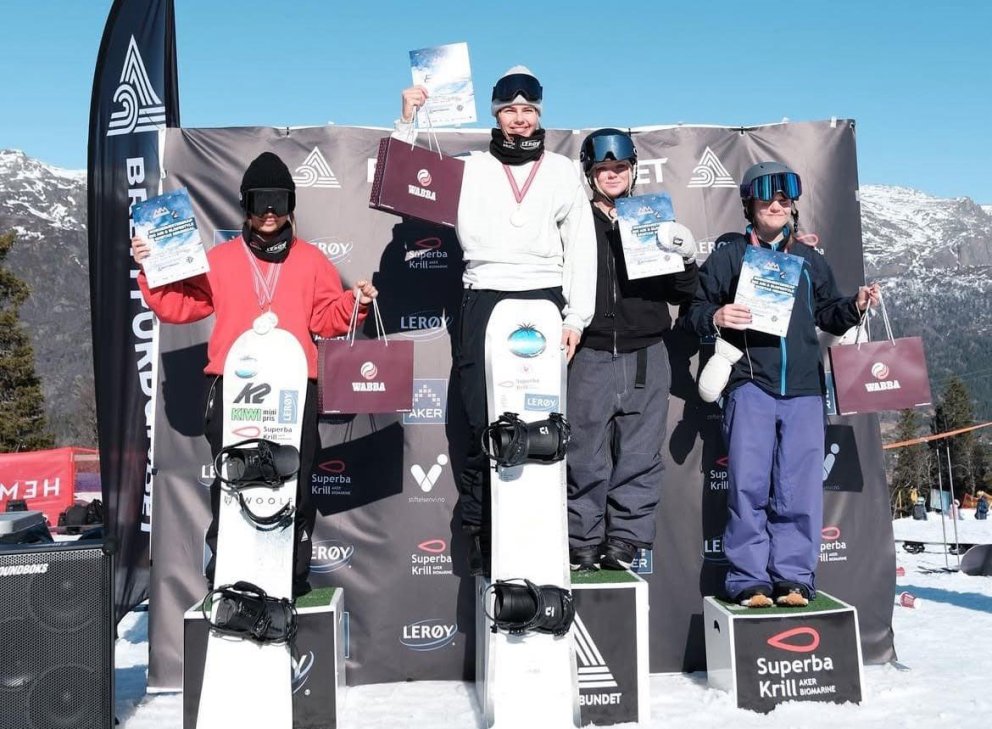 Anna Kamilla deilir hér pallinum með Betina Roll sem varð Noregsmeistari