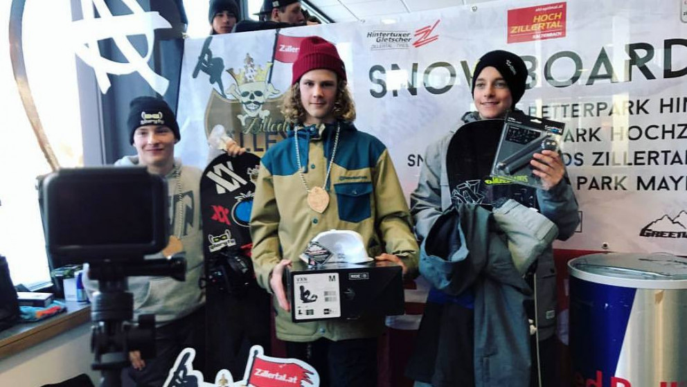 Baldur, fyrir miðju, að taka við verðlaunum í dag