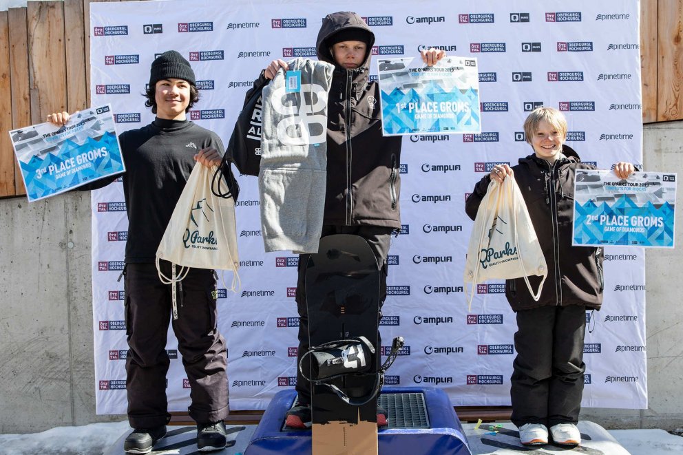 Benni með sigurverðlaunin á Game of Diamonds mótinu í gær