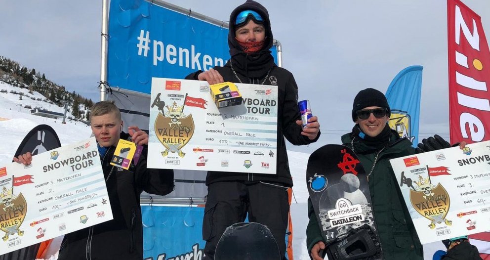 Benedikt (til vinstri) tekur við verðlaunum fyrir 2. sætið í heildarkeppninni í gær