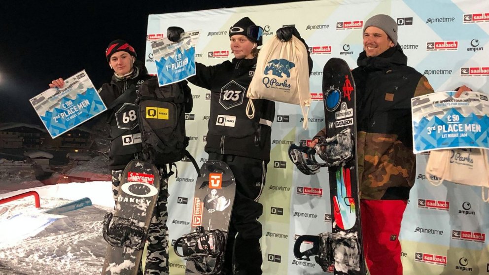 Benedikt Friðbjörnsson tekur við verðlaunum í karlaflokki