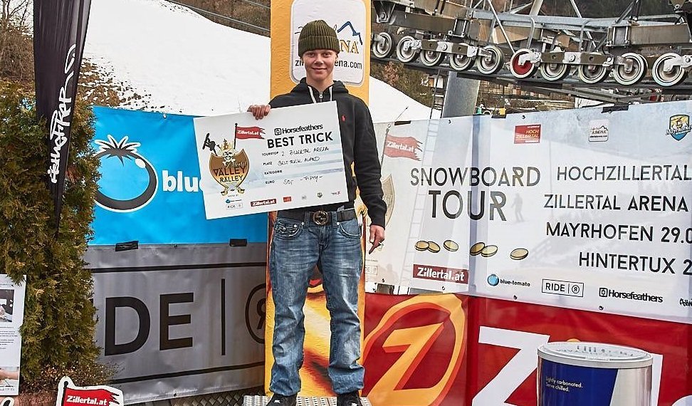 Benni með verðlaunin fyrir besta trikkið í á mótinu í gær