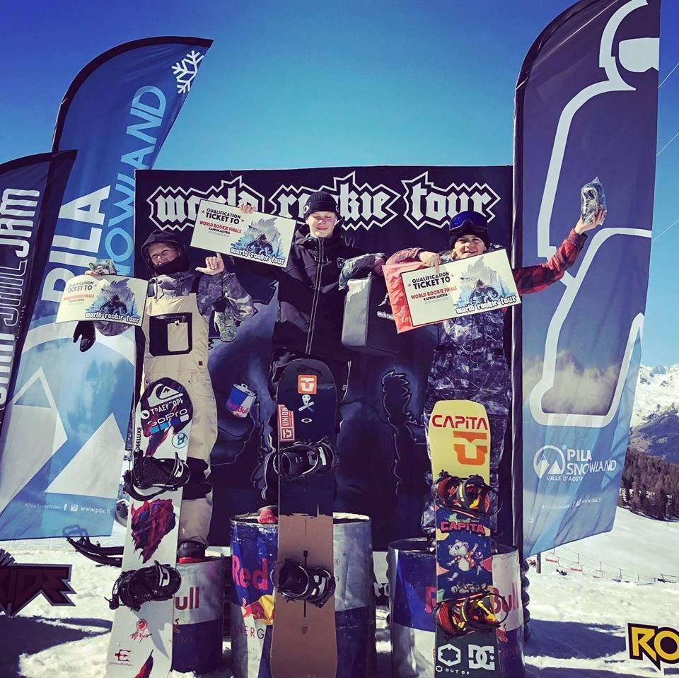 Beinni tekur við sigurverðlaununum í Pila á Ítalíu í dag