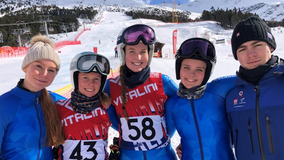 Landsliðsfólkið og skíðsvæðið í bakgrunn