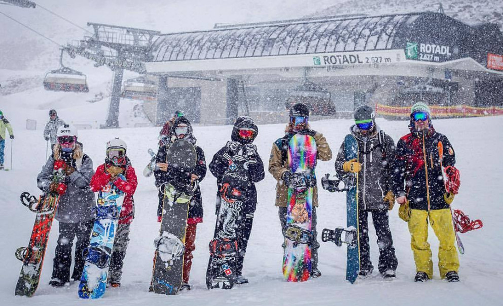 Snjóbrettaliðin eru á Stubai jökli í Austurríki