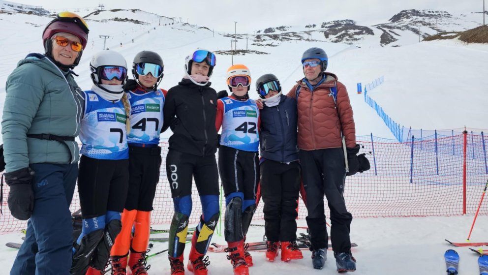 Jóhanna og og Brynjólfur eru hér með barnabörnum sínum fimm á UMÍ