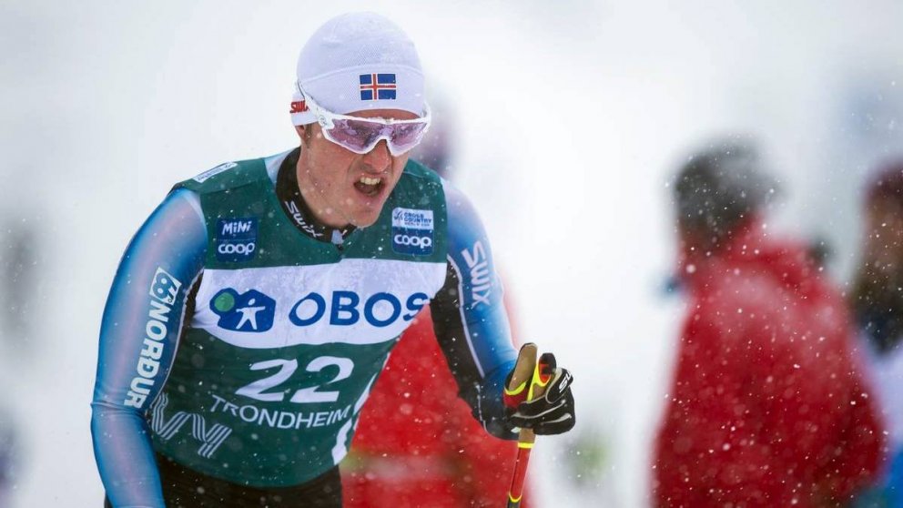 Mikið snjóaði á keppendur í brautinni í dag. Mynd: NordicFocus