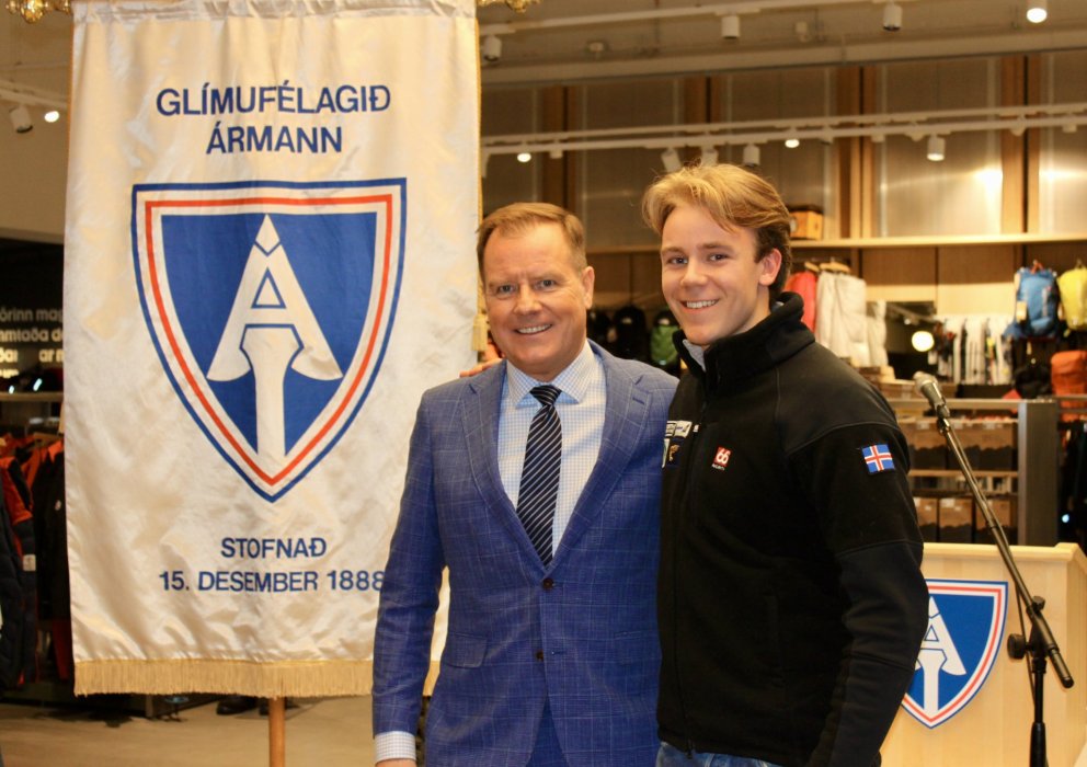 Bjarni Þór sonur Hauks Bjarnasonar er hér á myndinni með Bjarna Th. Bjarnasyni formanni SKÍ sem afhe…