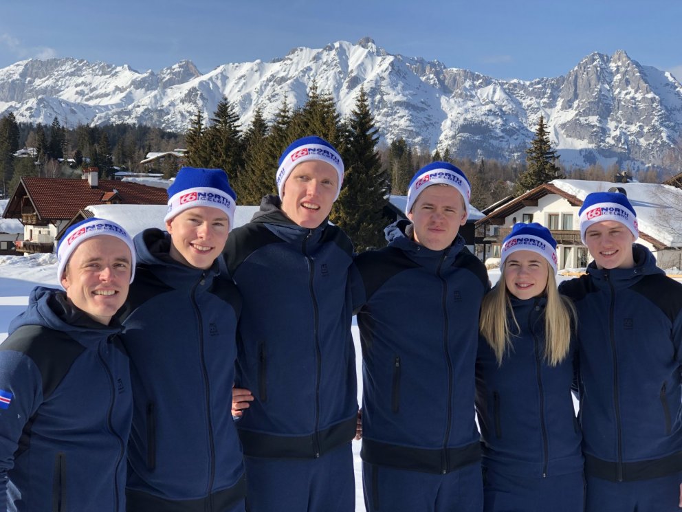 Isak, Albert og Kristrún fyrir miðju í glæsilegum hóp.