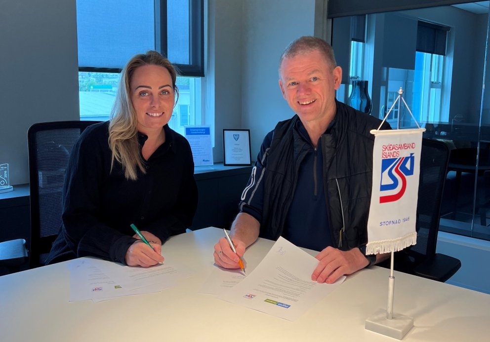 Frá undirritun samnings. Arna Skúladóttir Höldi og Jónas Egilsson SKÍ undirrita samstarfssamninginn.