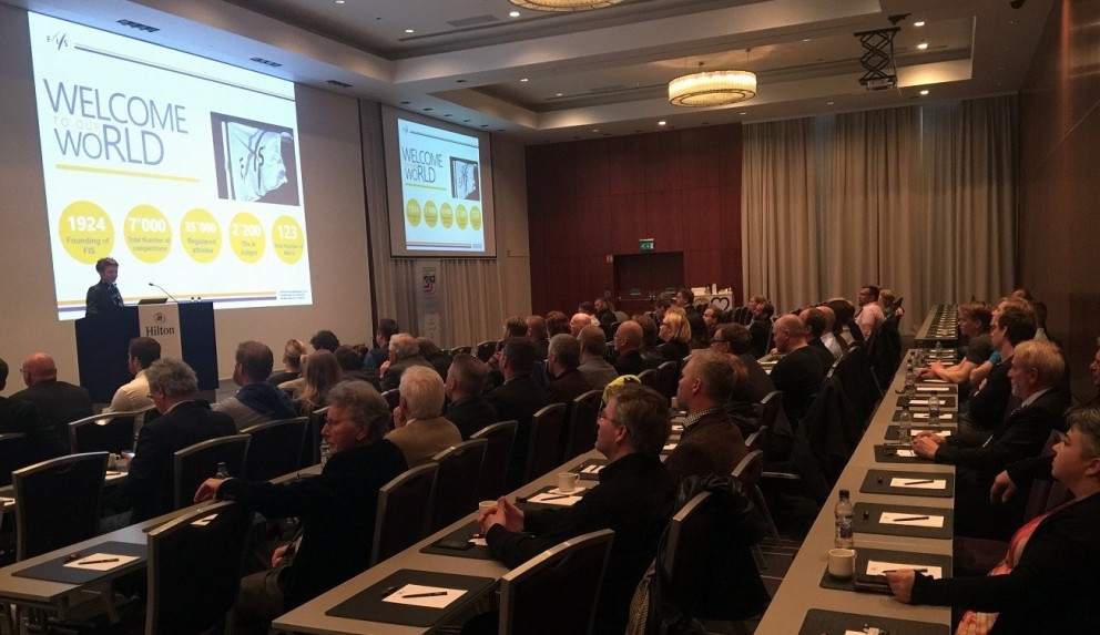 Sarah Lewis, framkvæmdastjóri FIS, með fyrirlestur um starfsemi FIS