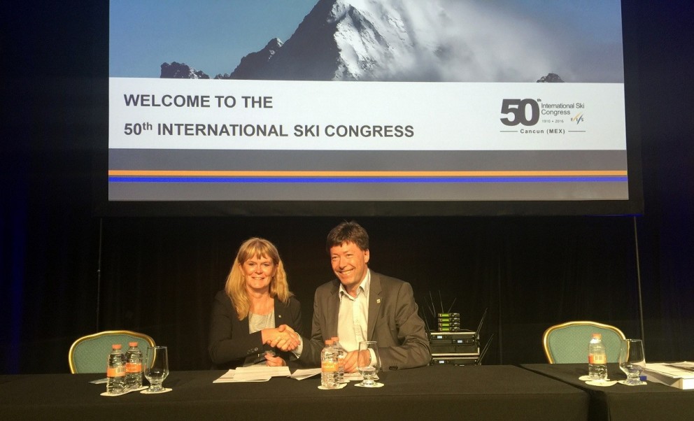 Við undirskrift í dag eftir skíðaþing FIS í Mexíkó