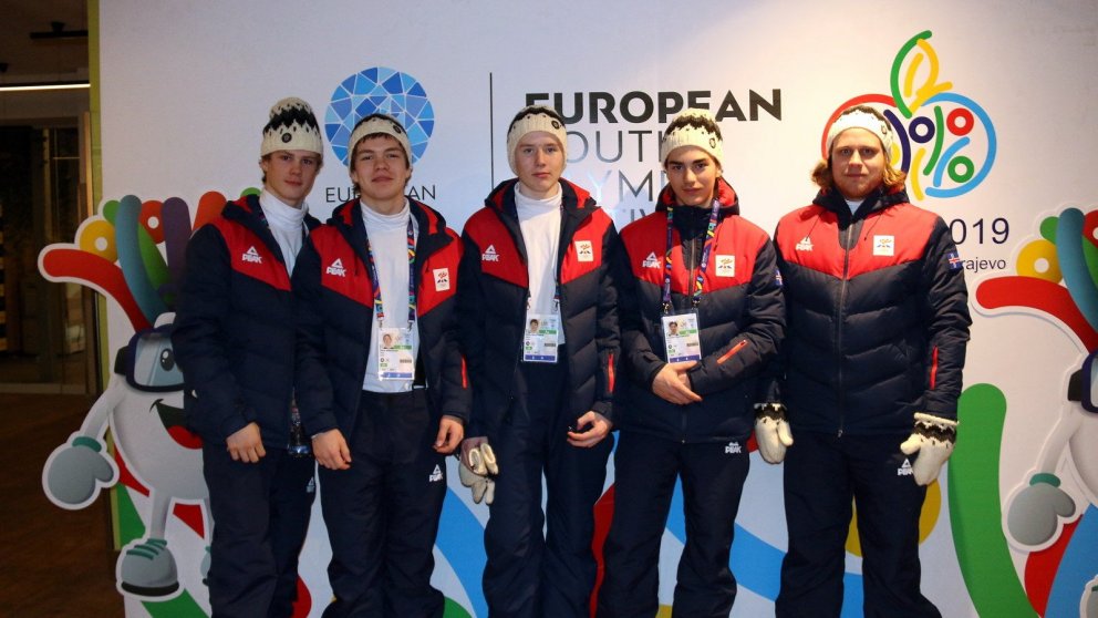 Keppendur á snjóbrettum ásamt þjálfara