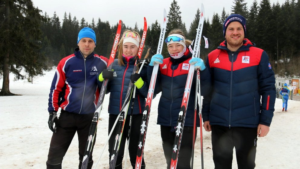 Fanney Rún og Kolfinna Íris, keppendur í skíðagöngu, ásamt þjálfurum