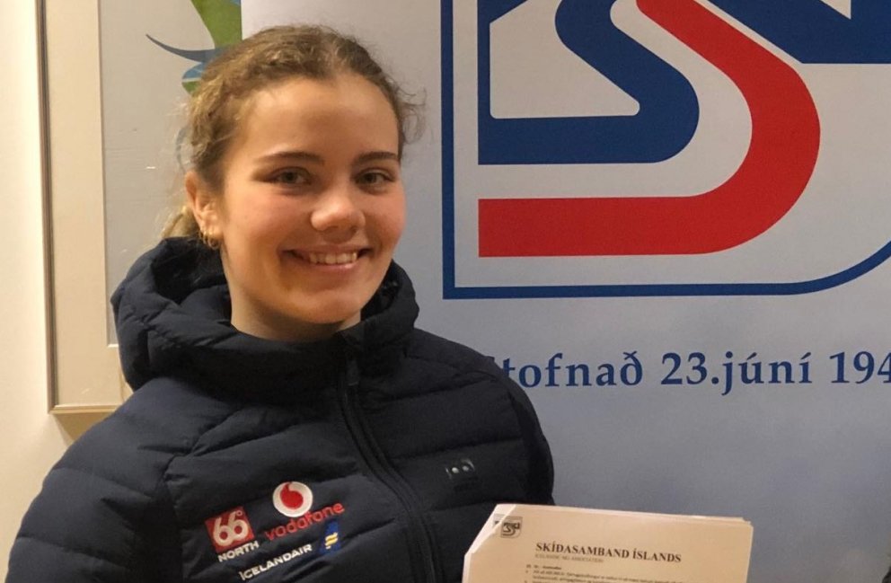 María við undirritun A-landsliðssamningsins hjá SKÍ í dag