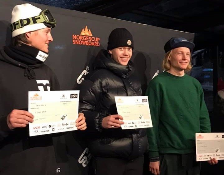 Marinó Kristjánsson tekur við verðlaunum