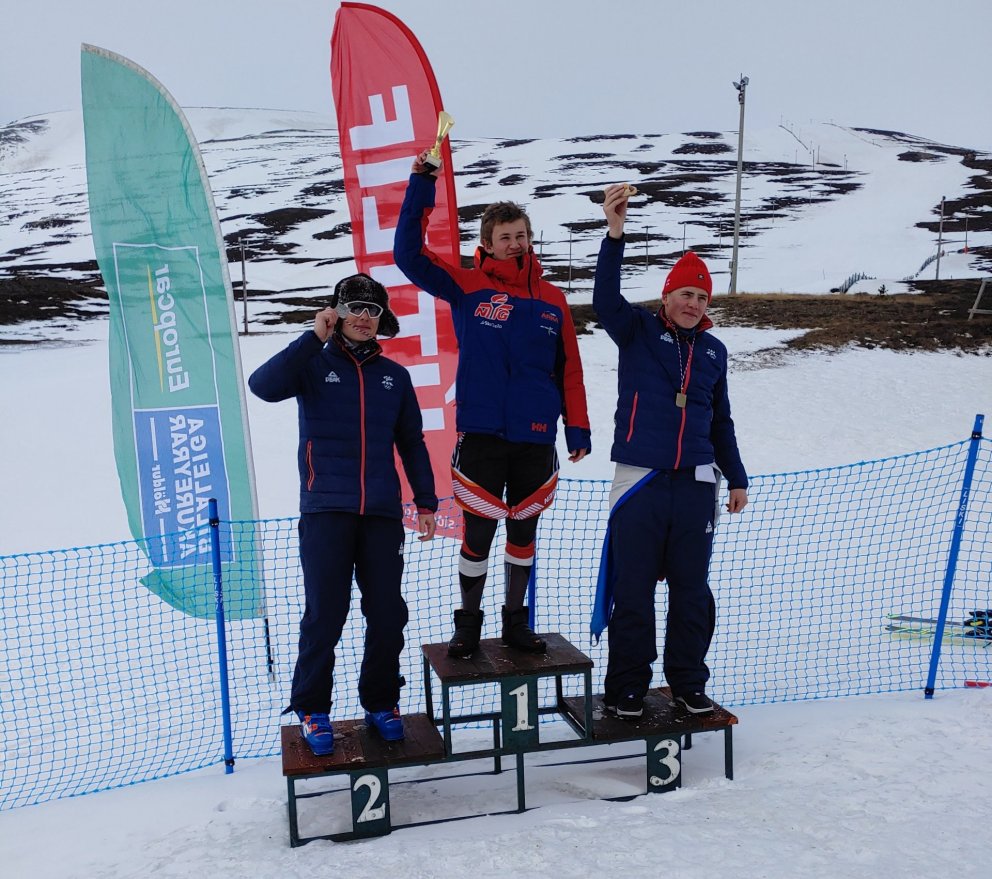 Efstu þrír karlarnir í samhliðasviginu