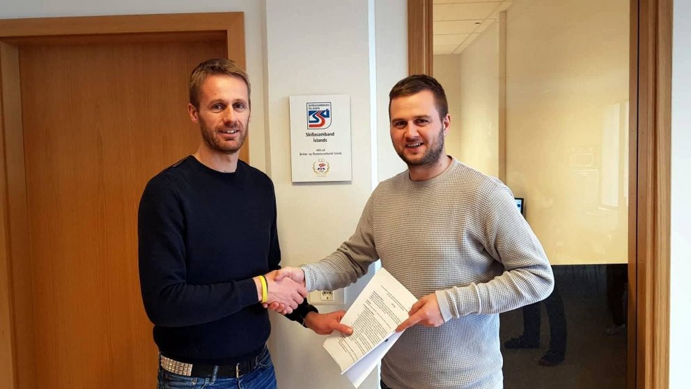 Ellert Örn Erlingsson deildarstjóri íþróttamála hjá Akureyrarbæ og Jón Viðar Þorvaldsson framkvæmdar…